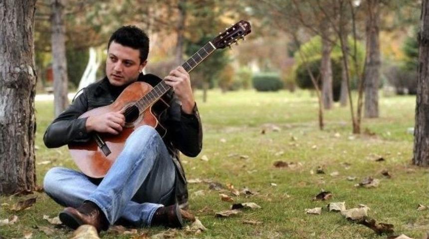 &rsquo;d&ouml;n Diyemem&rsquo; Şarkısı Tuttu, Alb&uuml;m Kapıda