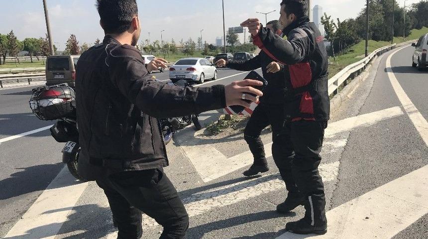 (&ouml;zel Haber) Tem Otoyolu&rsquo;nda Trafiği Tehlikeye Sokup G&ouml;bek Attılar