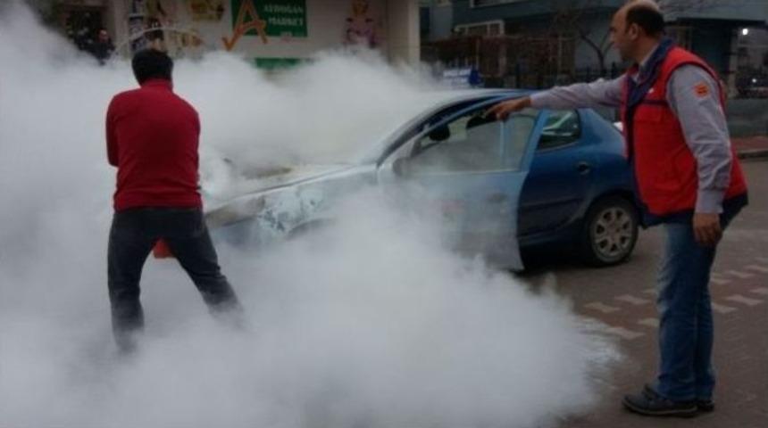 S&uuml;r&uuml;c&uuml; Kursuna Ait Otomobil, Seyir Halinde Alev Aldı