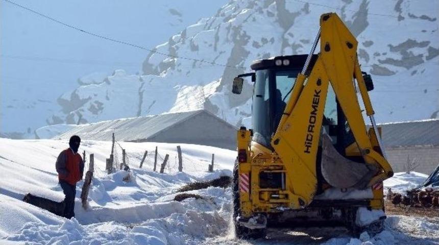 Büyükçiftlik Beldesinde Karla Mücadele Çalışması