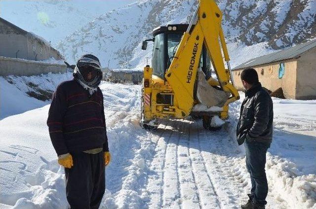 Büyükçiftlik Beldesinde Karla Mücadele Çalışması