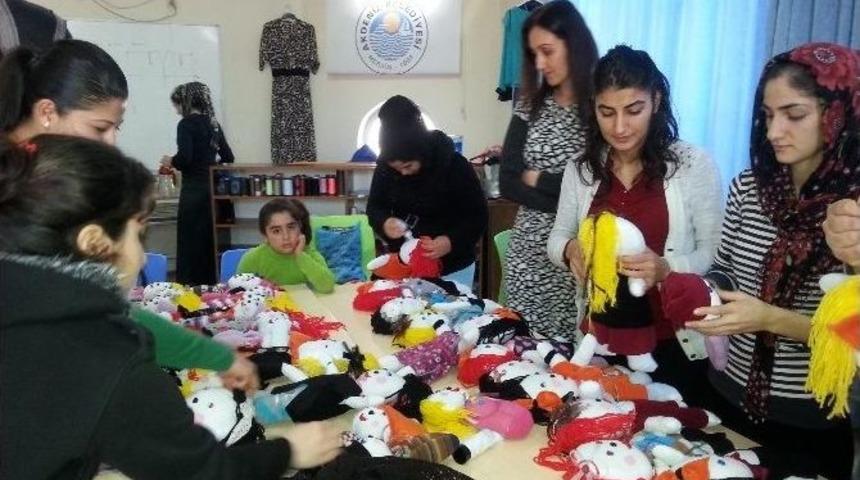 İştar Kursiyerleri &Ccedil;ocuklar İ&ccedil;in Bez Bebekler Yaptı