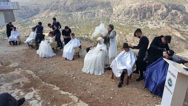 Usta Kuaförlerden Metrelerce Yüksekte Tıraş Şovu