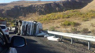 Ağrı’da Saman Dolu Tır Yola Devrildi