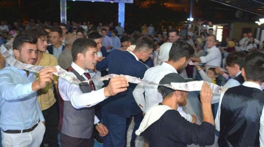 40 Metrelik D&uuml;ğ&uuml;n Takısı &Ccedil;ifti Şaşkına &Ccedil;evirdi