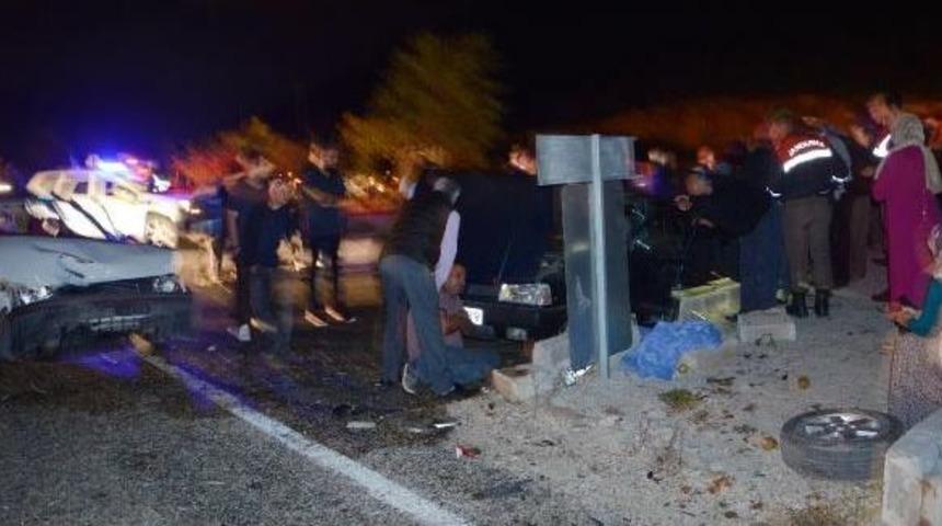 2 Otomobil &Ccedil;arpıştı: 1 &Ouml;l&uuml;, 7 Yaralı