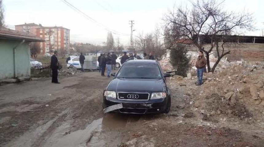 Banka &Ccedil;ıkışı Aracın Camlarını Kırıp 400 Bin Tl'yi Gasp Ettiler