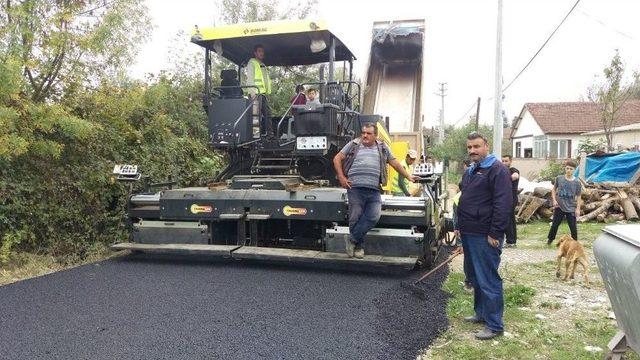 Akyazı Belediyesi Asfalt Serimine Devam Ediyor