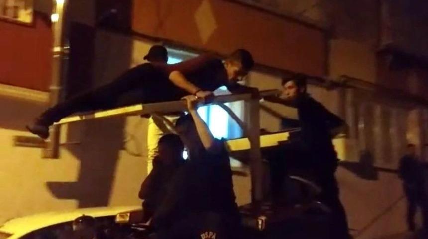 Trakt&ouml;r &Uuml;zerinde Tehlikeli Yolculuk