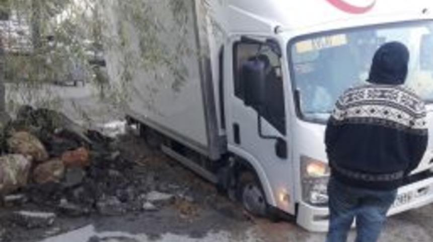 (&ouml;zel Haber) Ekmek Arabası, &Uuml;zeri Toprakla Kapatılan &Ccedil;ukura D&uuml;şt&uuml;