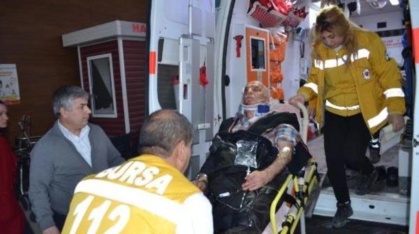 Otomobil Su Kanalına D&uuml;şt&uuml;: 2 Yaralı