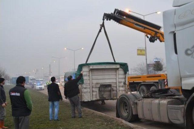 Su Yüklü Tır'ın Dorsesi Seyir Halindeyken Koptu