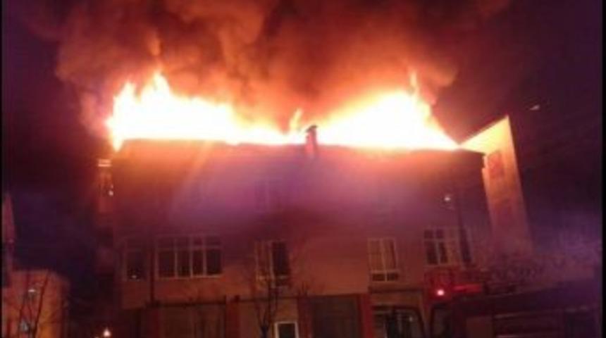 &Ccedil;atı Yangını Korku Ve Paniğe Sebep Oldu