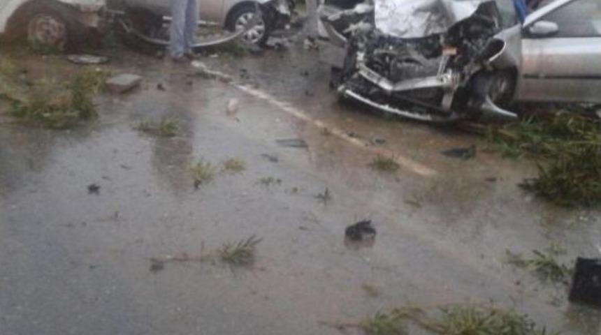 Yağmur Zincirleme Kazaya Neden Oldu: 1 &Ouml;l&uuml; 8 Yaralı