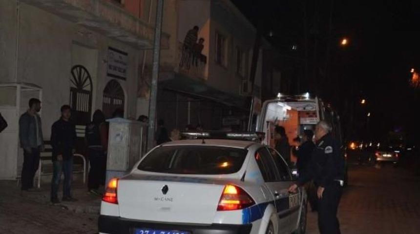 Arkadaşlarının Şaka Diye Havaya Attığı Suriyeli, D&uuml;şerek Yaralandı