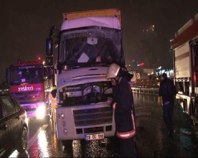 Makas Atan Sürücü Yüzünden 6 Araç Birbirine Girdi; 2 Yaralı