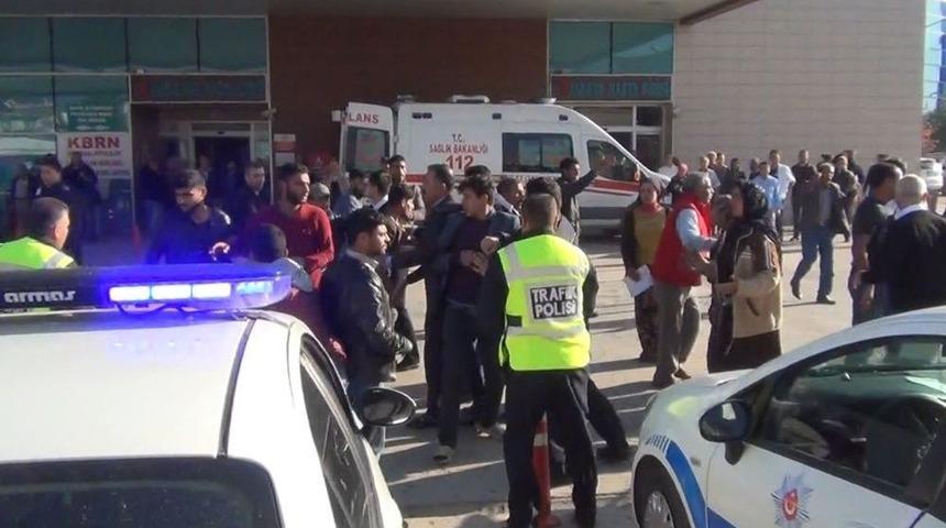 Kazayı Ve Yaralıları Bıraktılar, Hastane &Ouml;n&uuml;nde Birbirlerine Girdiler