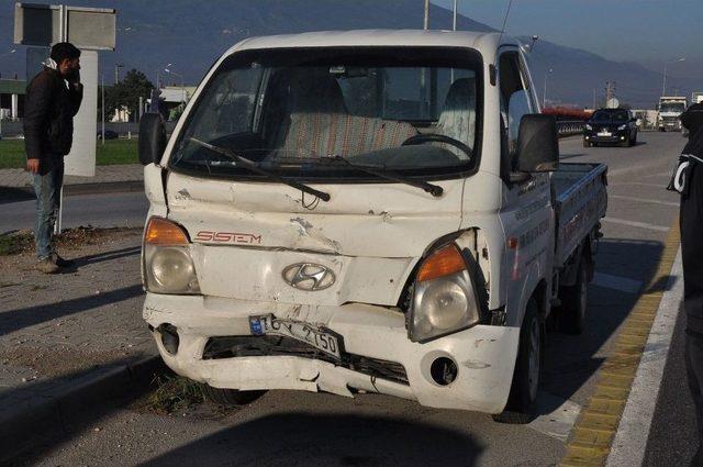 Kazayı Ve Yaralıları Bıraktılar, Hastane Önünde Birbirlerine Girdiler