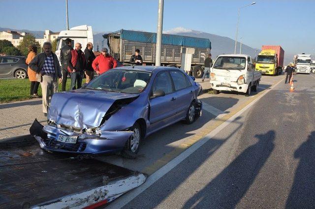 Kazayı Ve Yaralıları Bıraktılar, Hastane Önünde Birbirlerine Girdiler