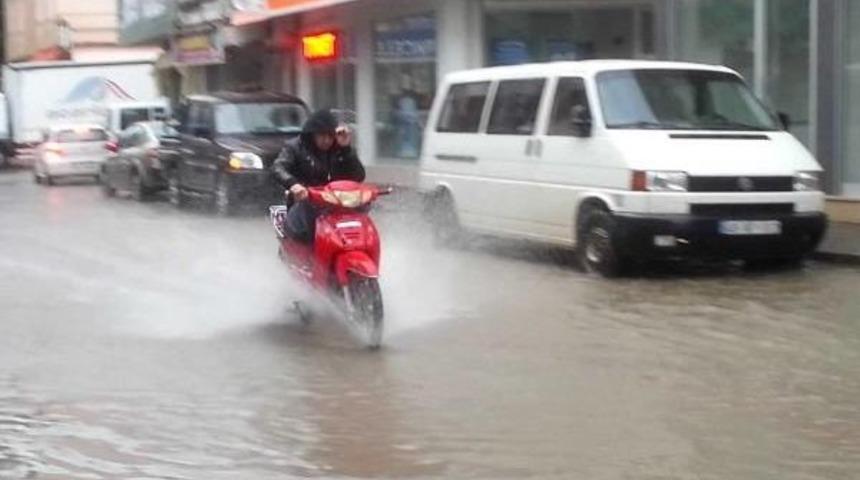 Sağanak Yağış Hayatı Fel&ccedil; Etti