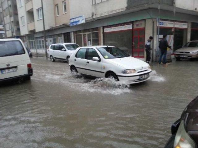 Sağanak Yağış Hayatı Felç Etti