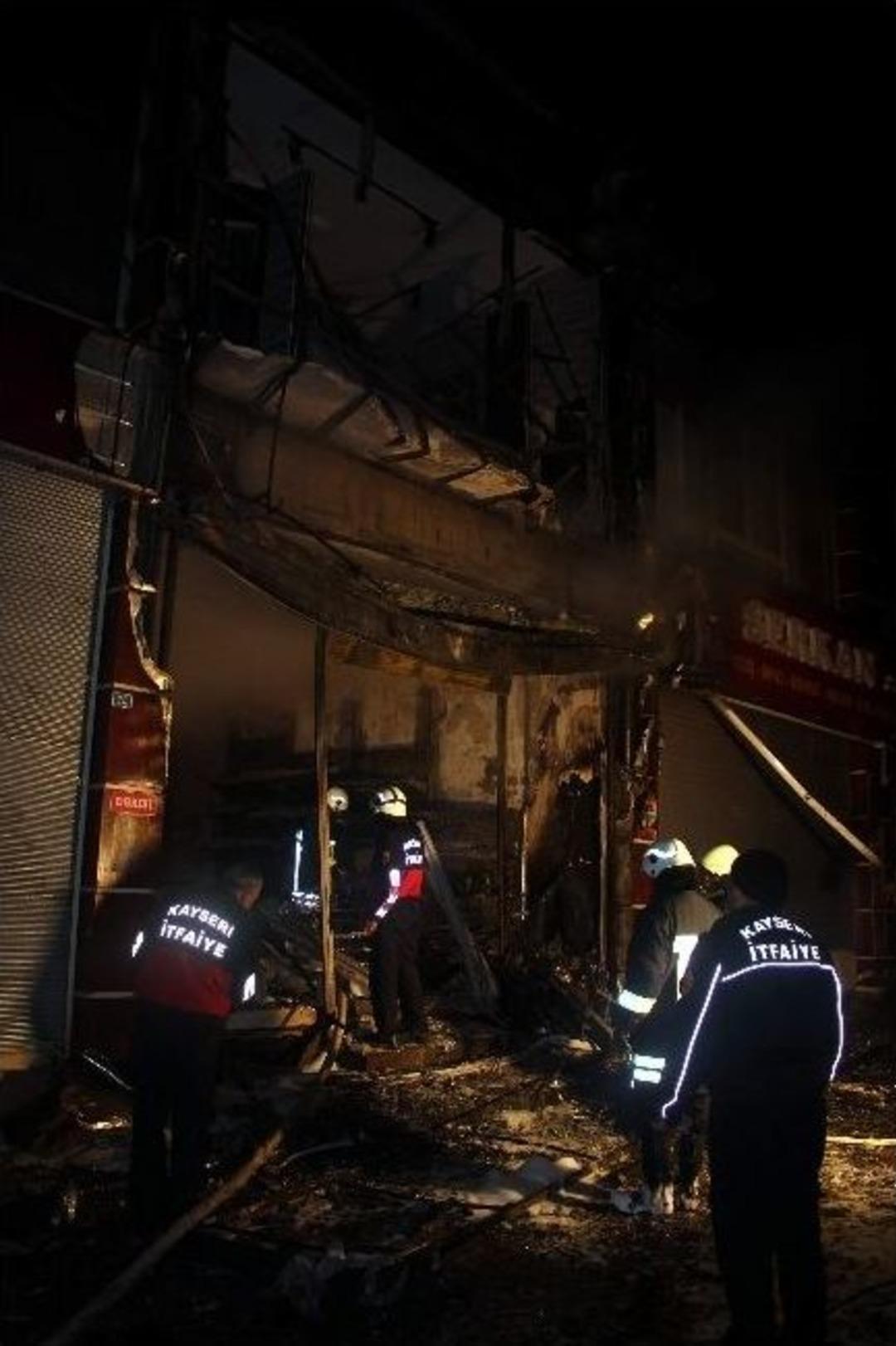 G&uuml;nd&uuml;z Cenazesi Vardı Gece İşyeri Yandı