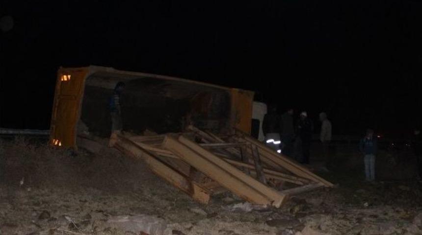 Kamyon Şarampole Devrildi: 1 Yaralı