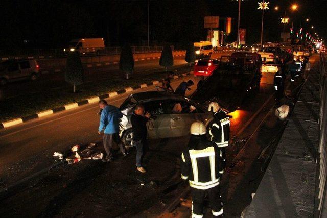 K&ouml;peğe &Ccedil;arpmamak İ&ccedil;in Kaza Yaptı: 3 Yaralı 1