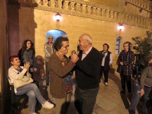 Midyat'ta Turist Çifte, 50'inci Evlilik Yıl Dönümü Sürprizi