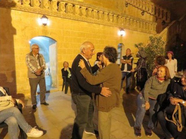 Midyat'ta Turist Çifte, 50'inci Evlilik Yıl Dönümü Sürprizi