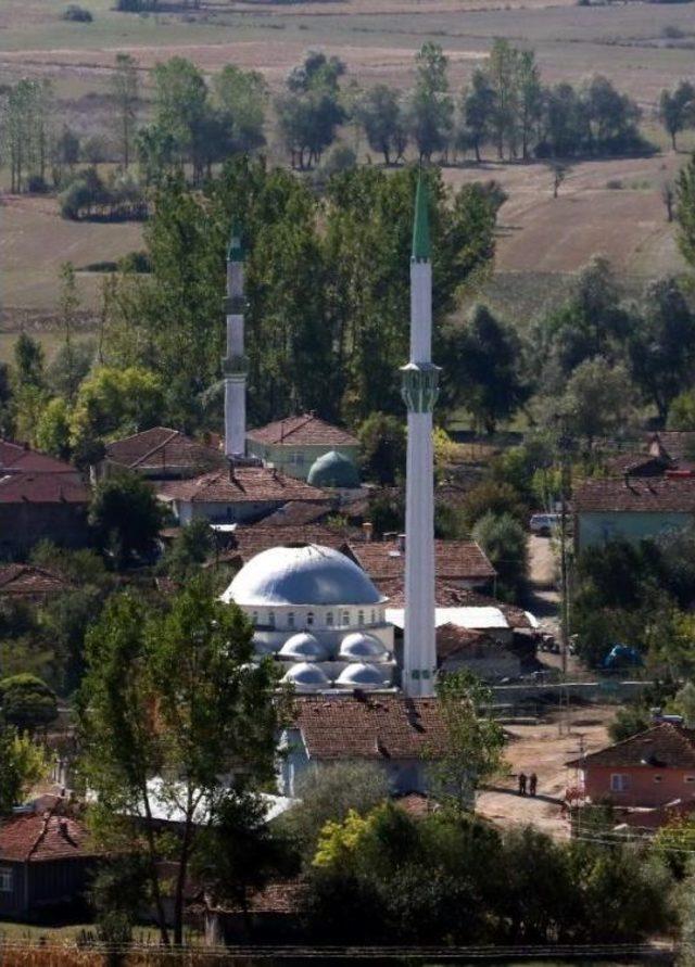 Yeni Cami Yapıldı, Eskisini Yıktırtmadılar