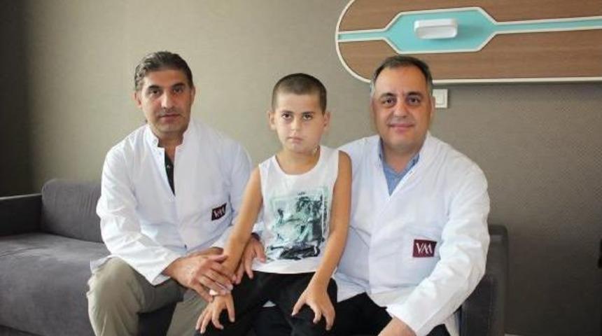 8 Yaşındaki Tahir, Beynindeki T&uuml;m&ouml;rden İzmit'te Kurtuldu