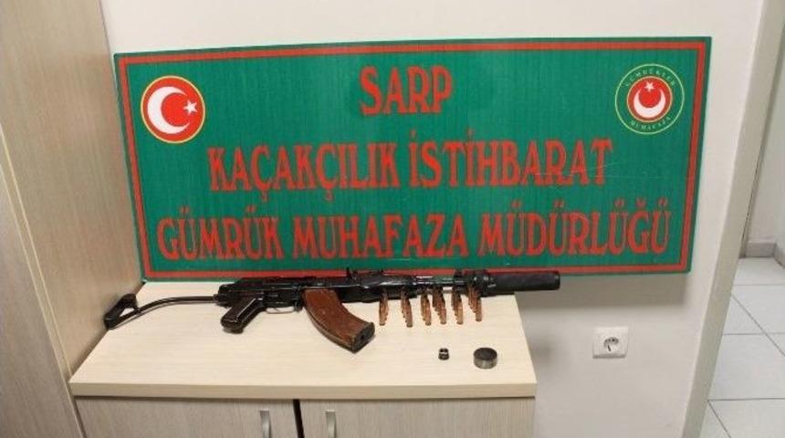 Sarp&rsquo;da Susturuculu Kalaşnikof Marka Silah İle &Ccedil;ok Sayıda Mermi Ele Ge&ccedil;irildi