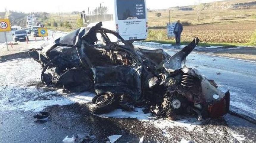 Tır'ın Altına Giren Otomobildeki 2 Kişi &Ouml;ld&uuml;