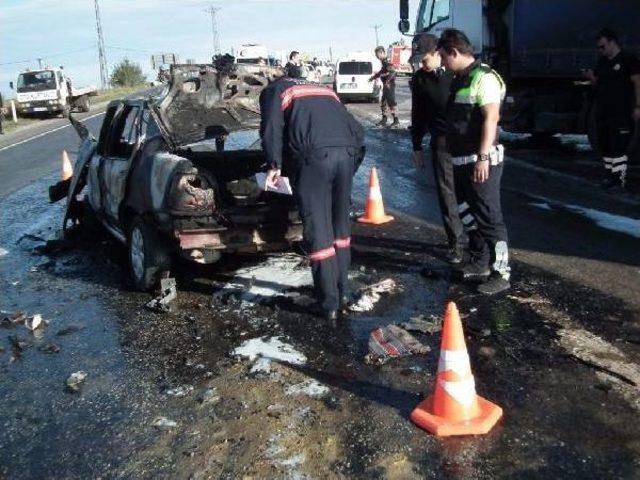 Tır'ın Altına Giren Otomobildeki 2 Kişi Öldü