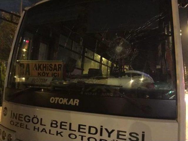 Halk Otobüsü Şoförünü Dövüp, Aracın Camını Kıranlar Yakalandı