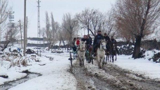 Gençlerin Kar Üzerinde Rahvan At Yarışı