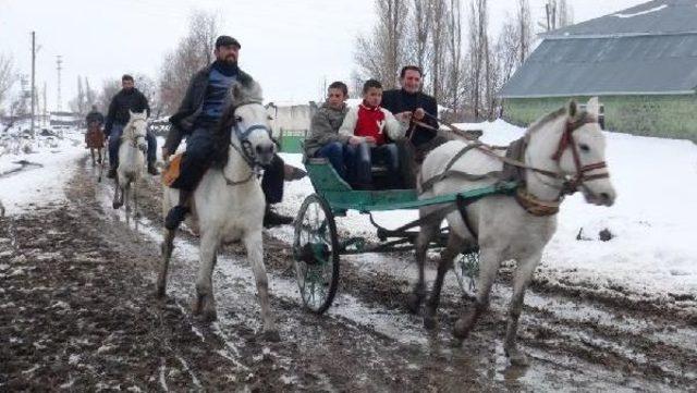 Gençlerin Kar Üzerinde Rahvan At Yarışı