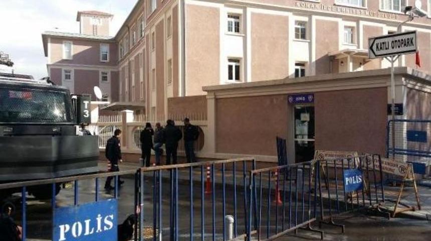 İzmir'deki Yasadışı Dinleme Operasyonunda G&ouml;zaltındaki 17 Kişinin Ifadesi Alınıyor