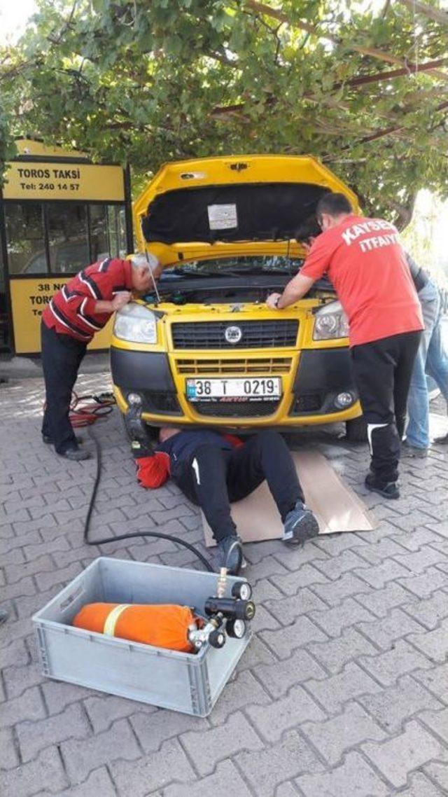 Aracın Motor Bölümüne Sıkışan Kediyi İtfaiye Ekipleri Kurtardı