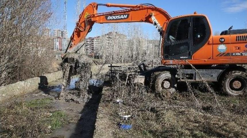 Mogan&rsquo;ı Besleyen Kanallar Temizleniyor