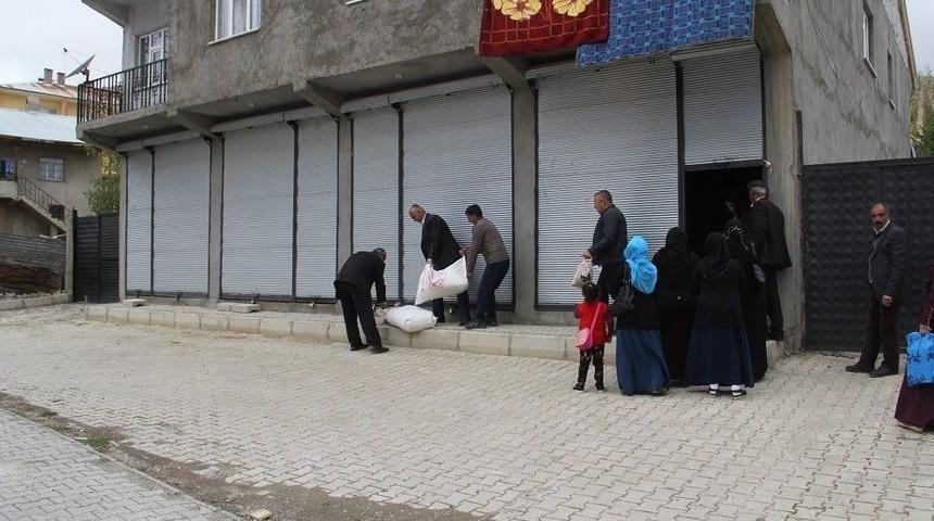 Başkale Belediyesinden Un Ve Nohut Yardımı