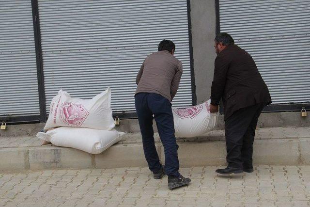 Başkale Belediyesinden Un Ve Nohut Yardımı