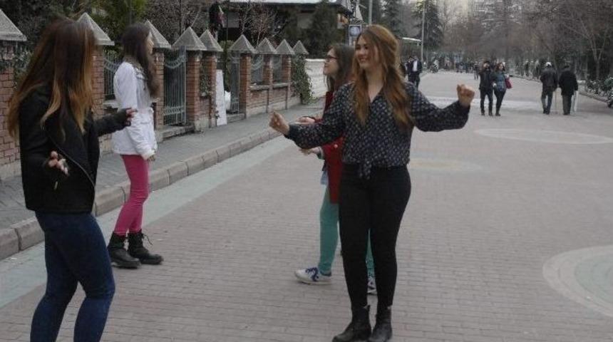 Liseli Kızların Sokak Ortasında &lsquo;ankara&rsquo; Havası