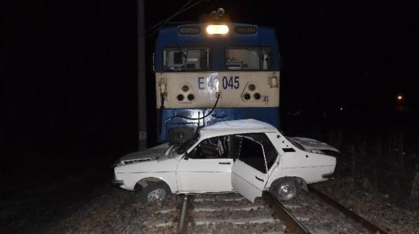 Adıyaman&rsquo;da Otomobile Tren &Ccedil;arptı