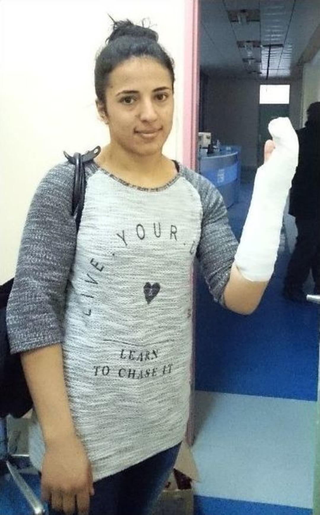 Kırık Eliyle Şampiyon Oldu