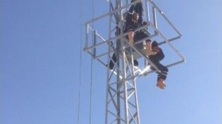 Buz Y&uuml;k&uuml; Direkleri Devirdi; K&ouml;y Elektriksiz Kaldı