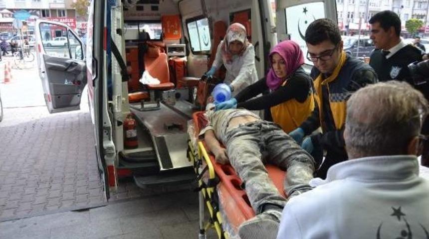 Kayseri'de Inşaat Iskelesi &Ccedil;&ouml;kt&uuml;: 1 &Ouml;l&uuml;, 1 Yaralı