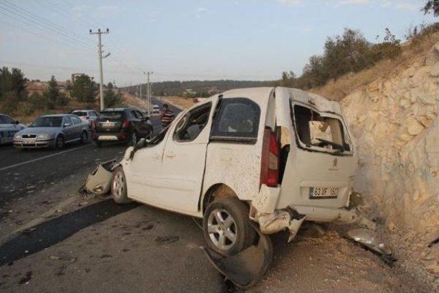 Hafif Ticari Araç Takla Attı: 4 Yaralı