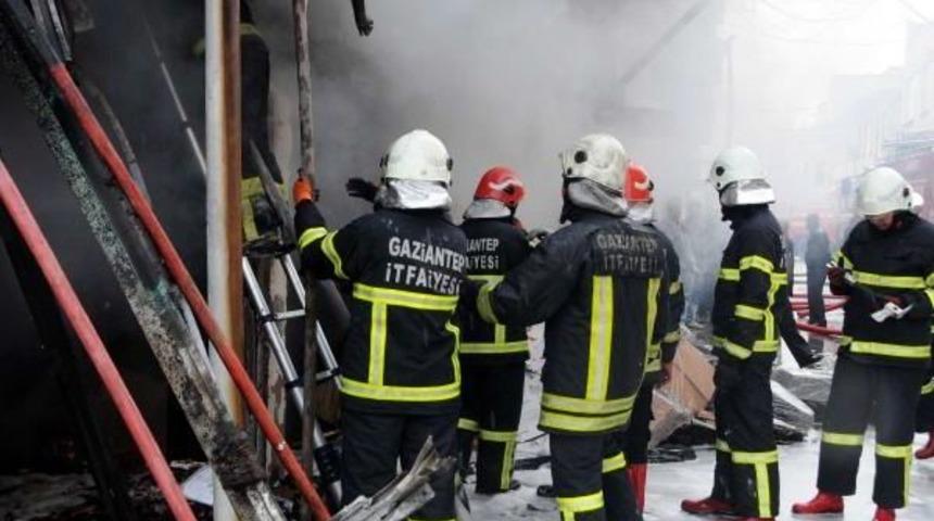 Ayakkabı Imalathanesinde &Ccedil;ıkan Yangın Paniğe Neden Oldu